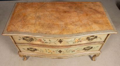 Commode galbée en bois peint de fleurs.
Style...