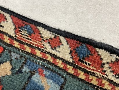 Tapis galerie en laine.
Caucase XX°. 
280...
