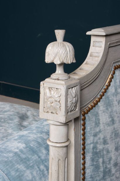 Lit en bois sculpté laqué.
Epoque Louis XVI
et...