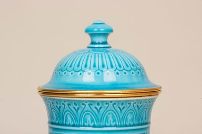 Manufacture de Sèvres -
Vase couvert en porcelaine...