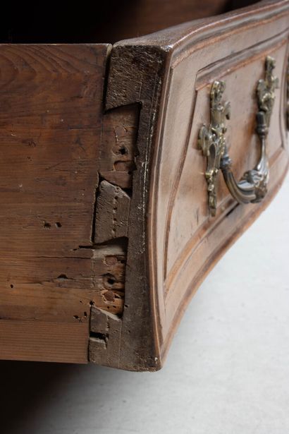 Commode tombeau en bois fruitier ouvrant...