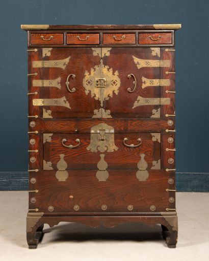 Cabinet en bois exotique et placage.
Corée...