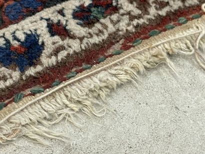 Tapis d'Orient en laine. 
180 x 140 cm.
Franges...