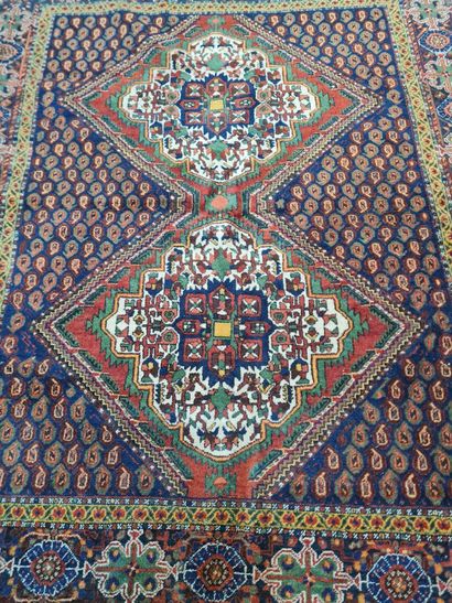 Tapis d'Orient en laine. 
180 x 140 cm.
Franges...