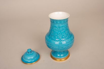 Manufacture de Sèvres -
Vase couvert en porcelaine...