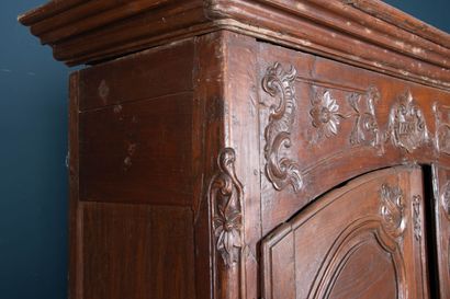 Armoire en chêne sculpté et mouluré.
Style...