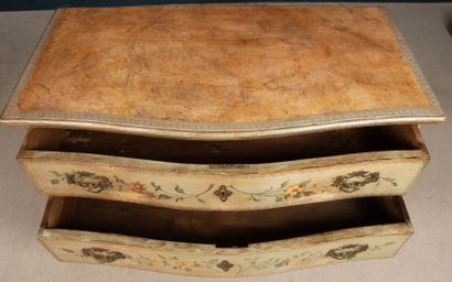 Commode galbée en bois peint de fleurs.
Style...