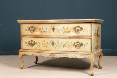 Commode galbée en bois peint de fleurs.
Style...