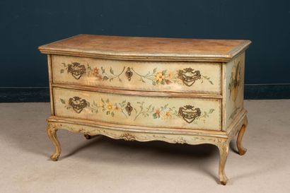 Commode galbée en bois peint de fleurs.
Style...