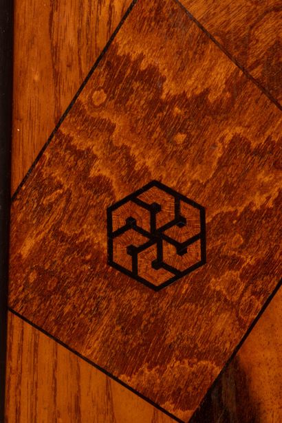 Petit cabinet en marqueterie de bois exotique,...