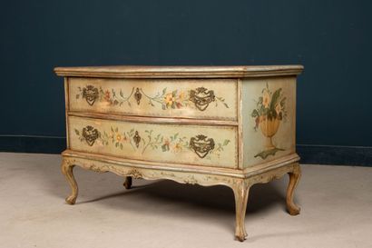 Commode galbée en bois peint de fleurs.
Style...