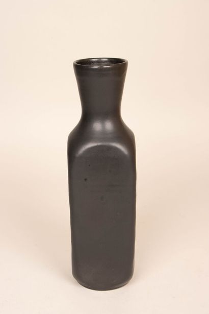 ACCOLAY
Grand vase noir à émail noir. 
H....