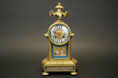 Pendule en bronze et plaques de porcelaine...