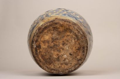 Vase en céramique à décor bleu de médaillons.
IRAN...