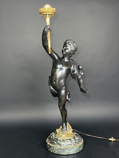 Grande torchère en bronze patiné et doré...