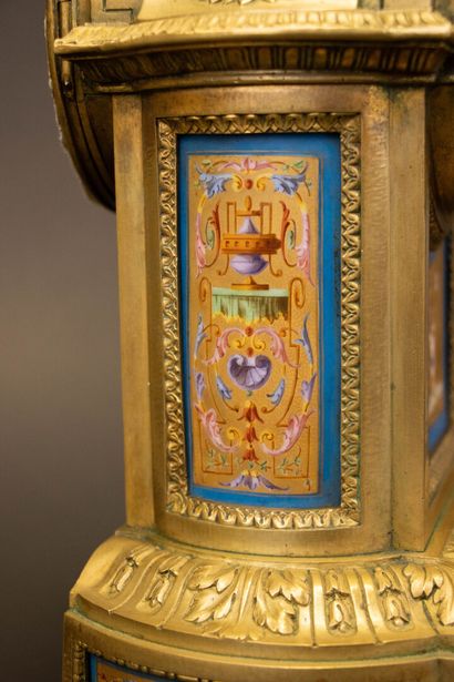 Pendule en bronze et plaques de porcelaine...