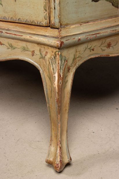 Commode galbée en bois peint de fleurs.
Style...