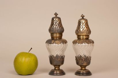 Deux sucriers saupoudreurs en argent et cristal...