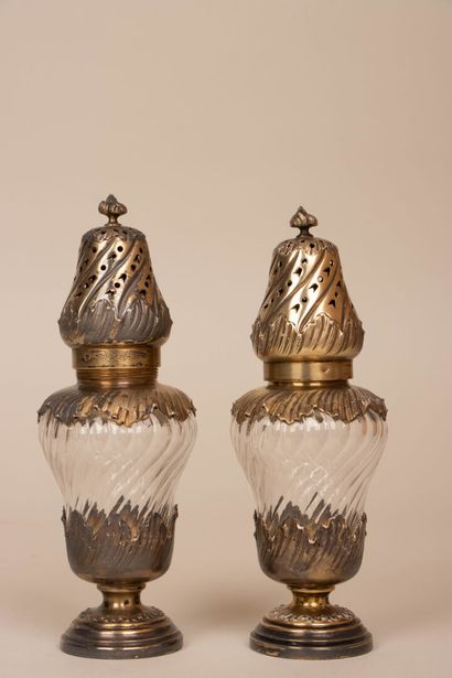 Deux sucriers saupoudreurs en argent et cristal...