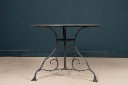 Table de jardin ronde.
Style Arras.
Métal...