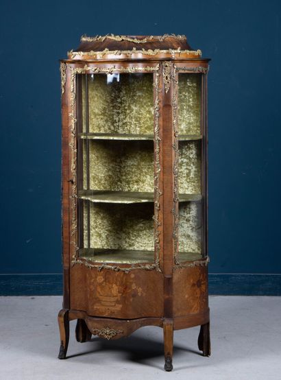 Vitrine galbée en frisage et marqueterie,...