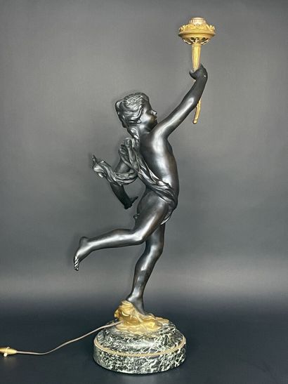 Grande torchère en bronze patiné et doré...