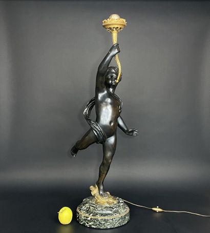 Grande torchère en bronze patiné et doré...