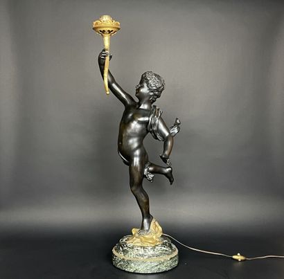 Grande torchère en bronze patiné et doré...
