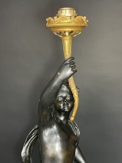 Grande torchère en bronze patiné et doré...