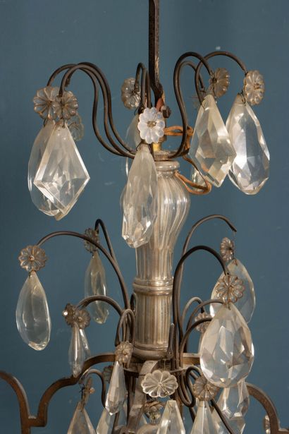 Lustre à pampilles à huit lumières. 
H. :86...