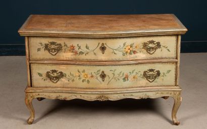 Commode galbée en bois peint de fleurs.
Style...