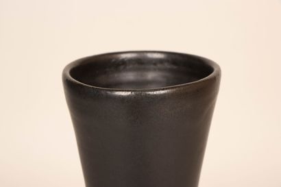 ACCOLAY
Grand vase noir à émail noir. 
H....