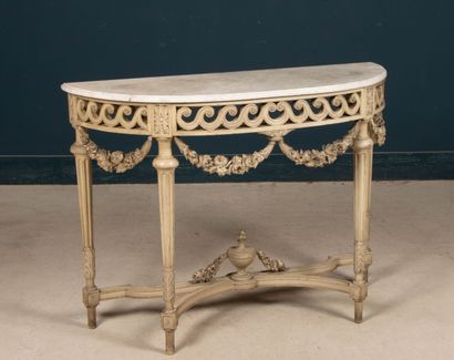 Console en bois sculpté patiné, dessus marbre.
Style...