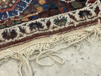 Tapis d'Orient en laine. 
180 x 140 cm.
Franges...