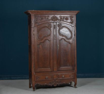 Armoire en chêne sculpté et mouluré.
Style...