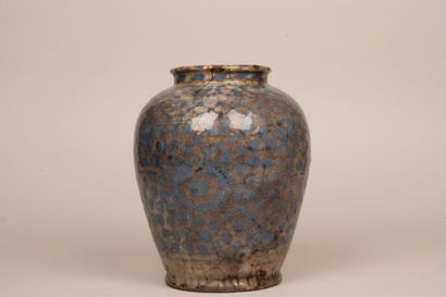 Vase en céramique à décor bleu de médaillons.
IRAN...