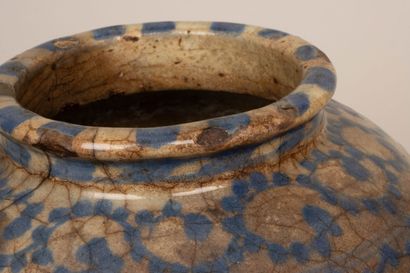 Vase en céramique à décor bleu de médaillons.
IRAN...