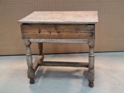 Table rustique en merisier.
Une trappe coulissante...