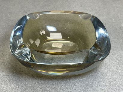 Ensemble de trois pièces en cristal étranger
-...