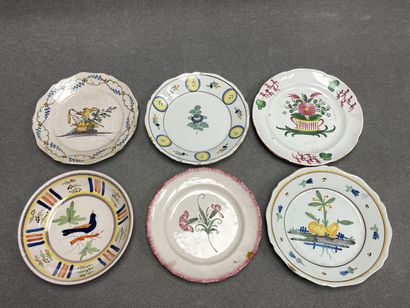 Six assiettes en faïence XIX° 
D. :21,5 cm,...