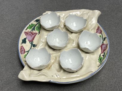Oeufrier en barbotine. 
5 x 26 x 20 cm. 
Manques...