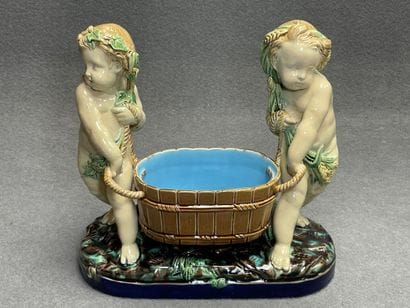 MINTON dans le goût de 
Jardinière en barbotine...