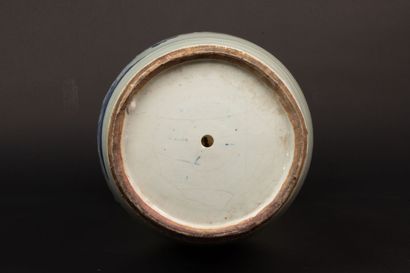 Lampe en porcelaine de Chine sur socle bois,...