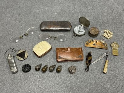 Lot de bibelots: 
Lorgnons, pilulier, clochettes,...