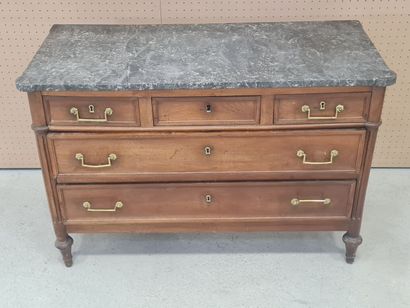 Commode en bois fruitier ouvrant à cinq tiroirs.
Louis...