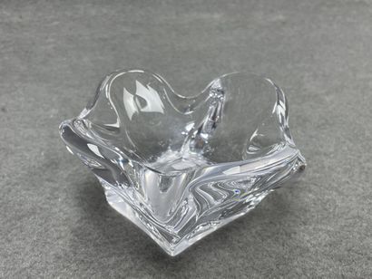Ensemble de pièces en cristal:
- deux cendriers...