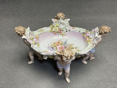 Coupe en porcelaine à décor de fleurs peintes...