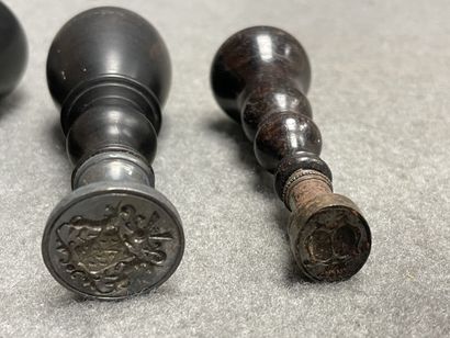Six sceaux. 
H. : de 6 à 12 cm.