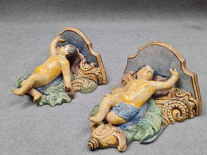 Paire d'appliques en faience à décor de putti
Italie...