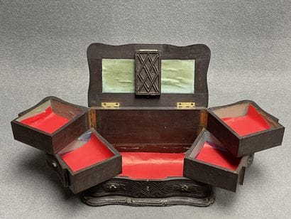 Coffret à bijoux en bois sculpté. 
18 x 25...